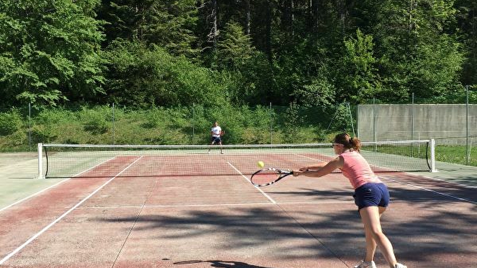 Terrain de tennis au Lac-des-Rouges-Truites