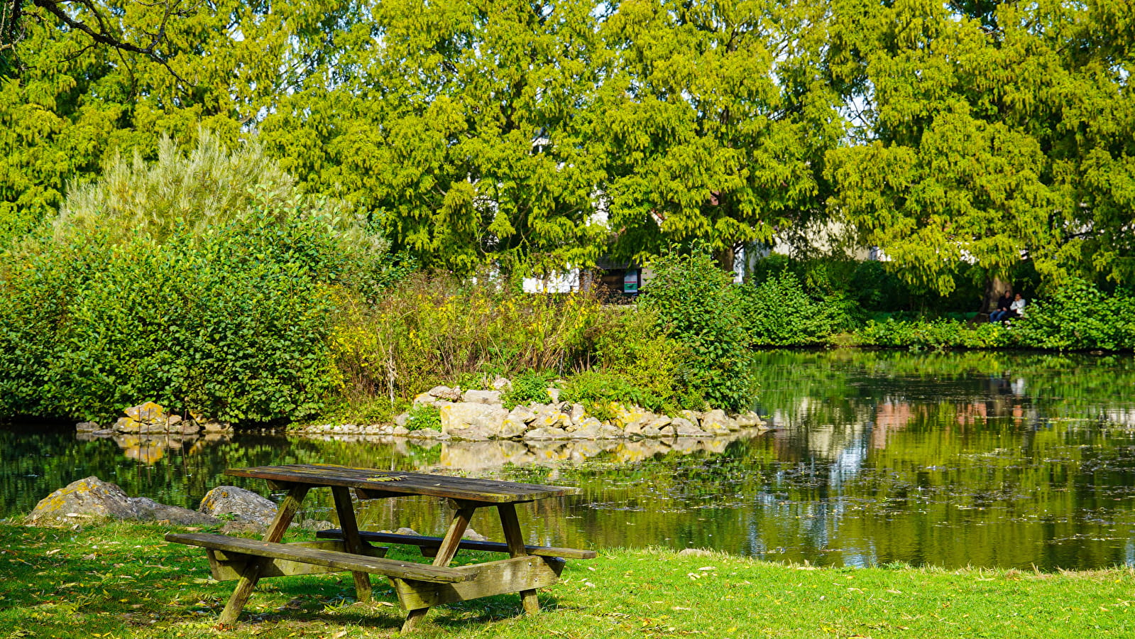 Aire de pique-nique des jardins d'eau Pierre Doudeau