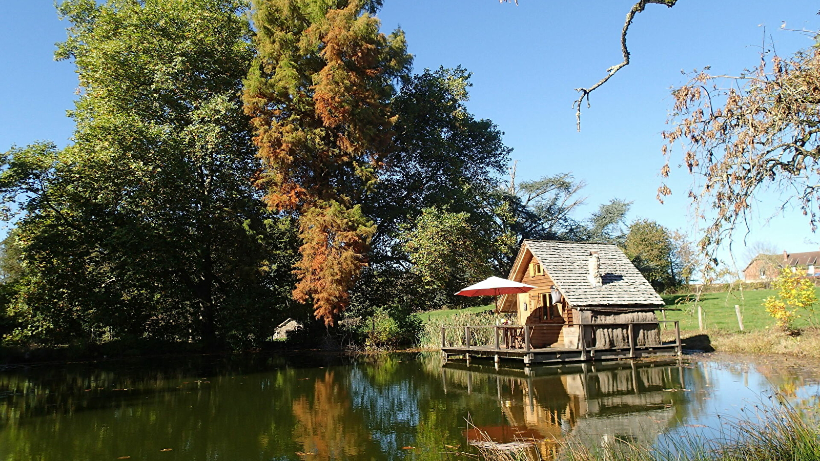 Cabanes Lacustres - Cabanes sur l'eau - Domaine du Château d'Ettevaux 