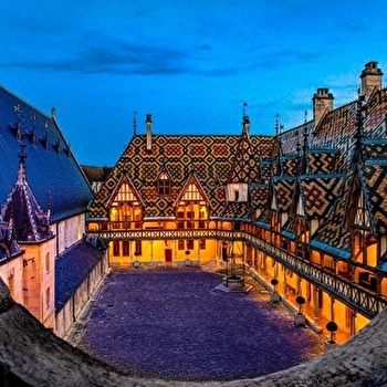 Hôtel-Dieu - Hospices de Beaune
Programmation 2025 - HUMANITÉ
Nuit Étoilée / procès imaginaire - BEAUNE