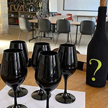 Dégustation au verre noir - ARBOIS