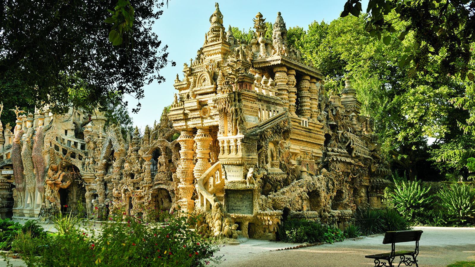 Excursion Hauterives : Palais idéal du Facteur Cheval et prieuré de Charrières
