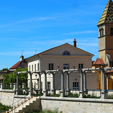 Le kiosque et la roseraie d'Is-sur-Tille