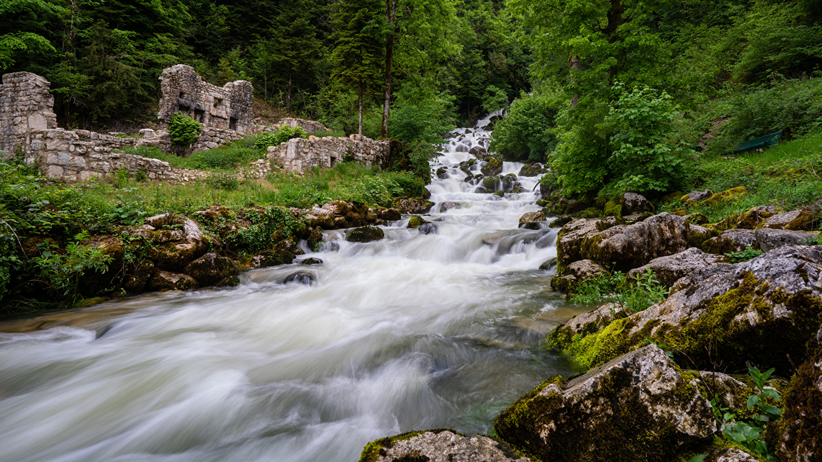 Cascade et reculée de la Frasnée