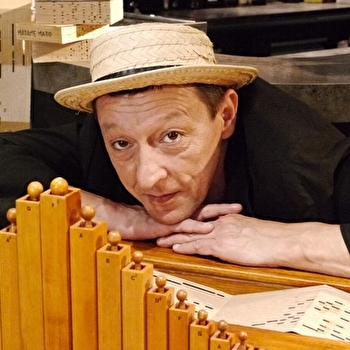 Chanteur des rues - musicien des ruelles avec un orgue de Barbarie - CLUNY