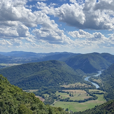 Pic et vestiges du château d'Oliferne