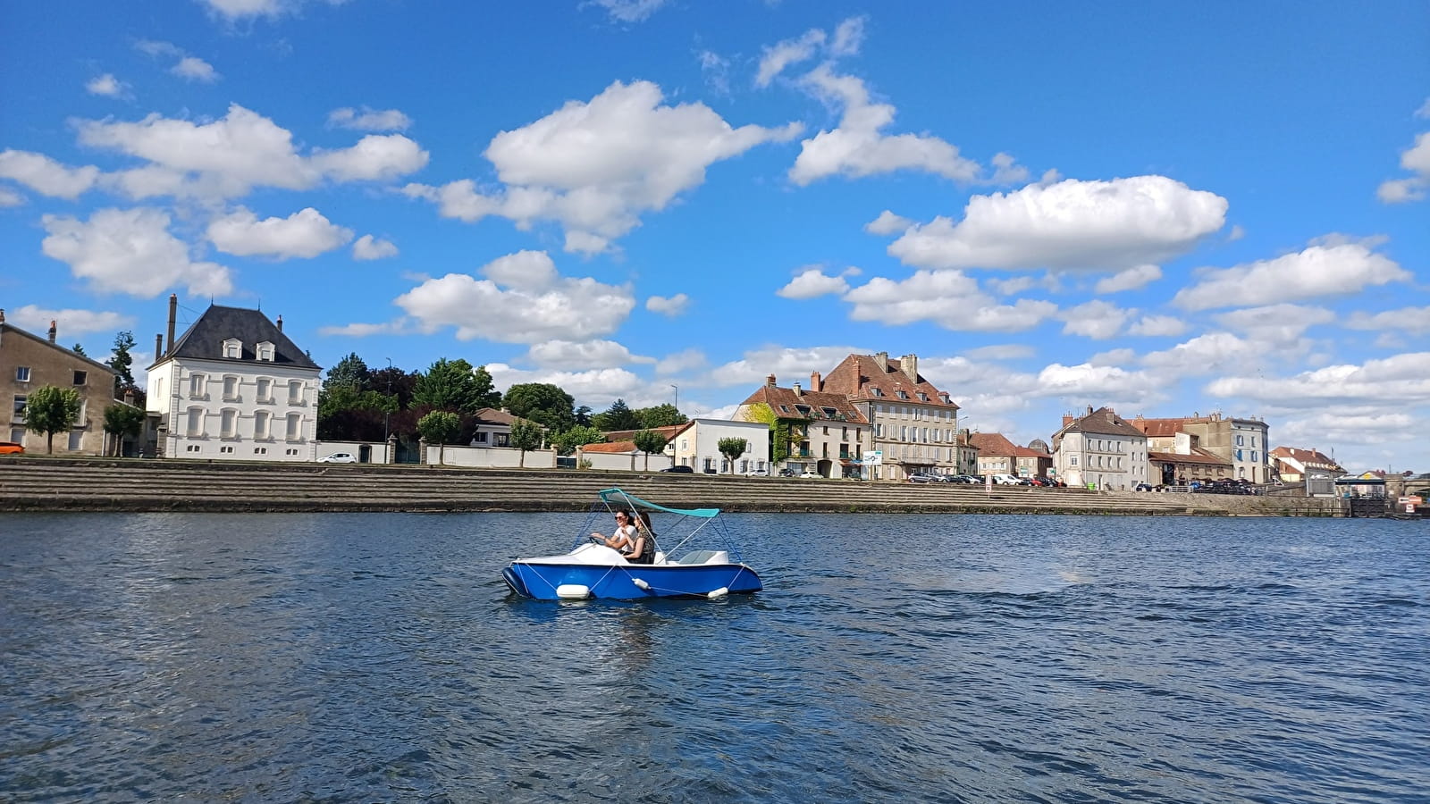 Location de bateaux éléctriques sans permis et pédalos - BJ Boat