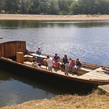 Balade à bord de Mignonnette, la Toue Cabanée - LA CHARITE-SUR-LOIRE