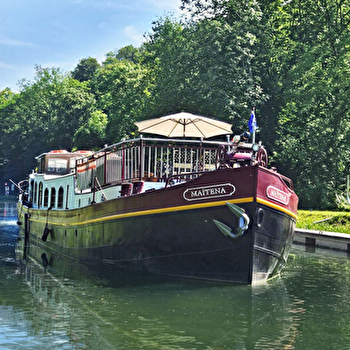 Mini-croisière autour de Dole : luxe et sérénité en péniche privée -