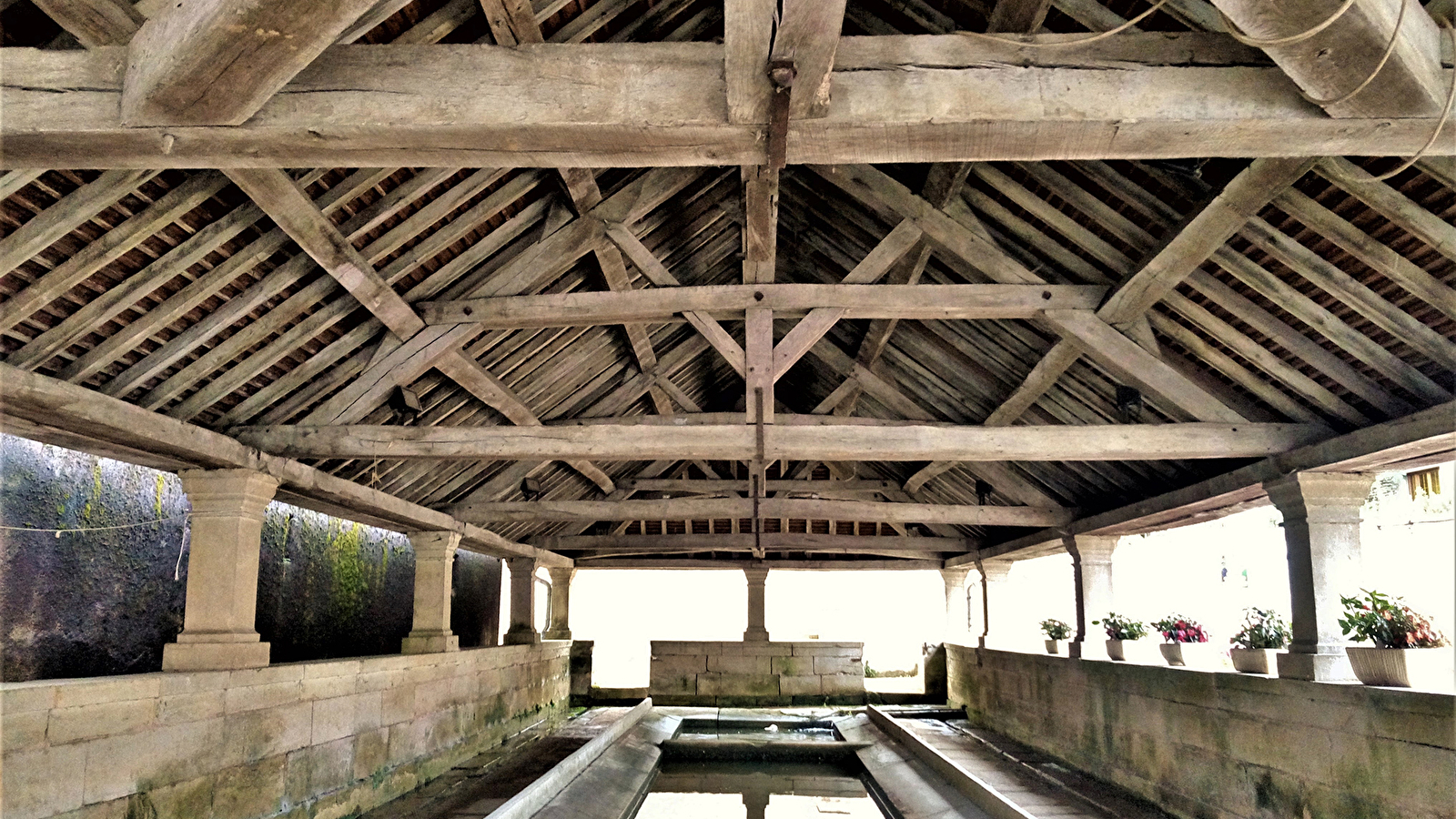 Fontaine-lavoir de Delain