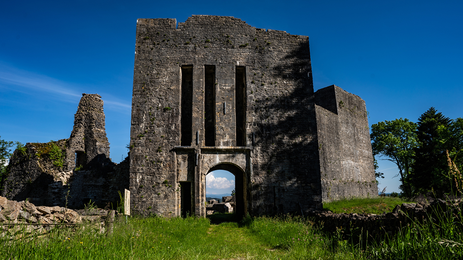 Vestiges du château de Présilly