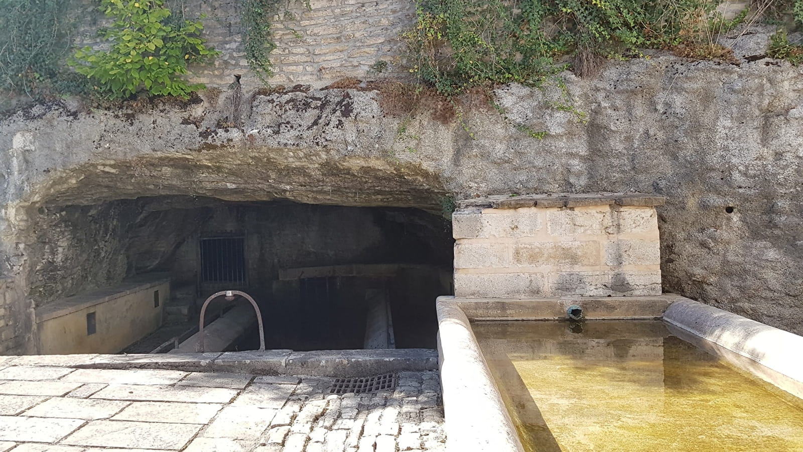 Le lavoir sous roche