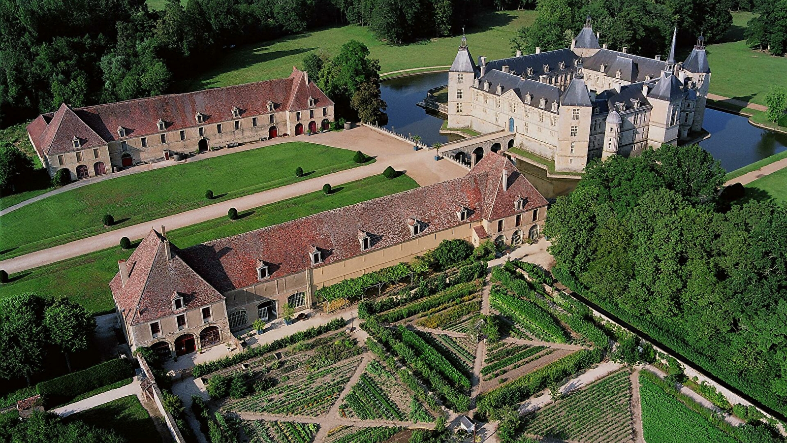 Du château aux hameaux