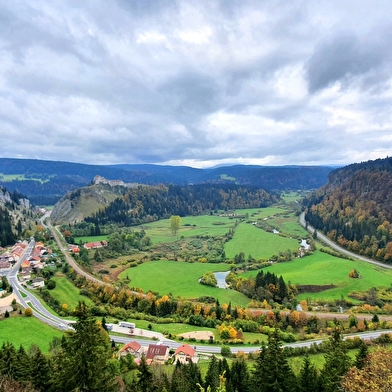 La Cluse et le Château de Joux