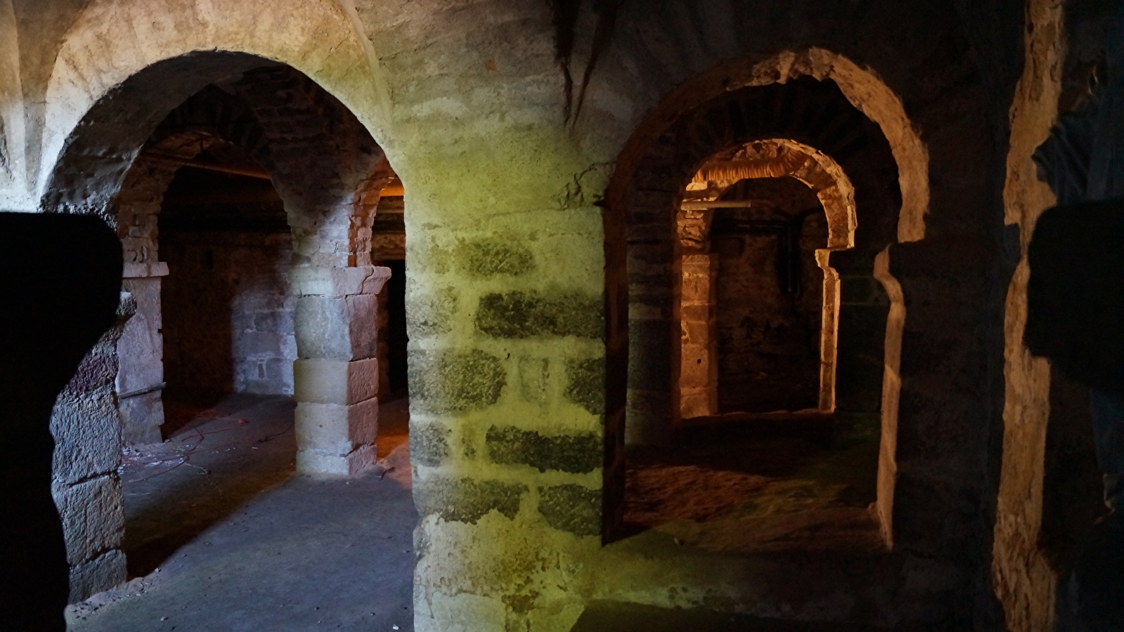 Les journées du patrimoine. Visite guidée de la crypte Saint-Andoche et de la porte romaine de l'ouest