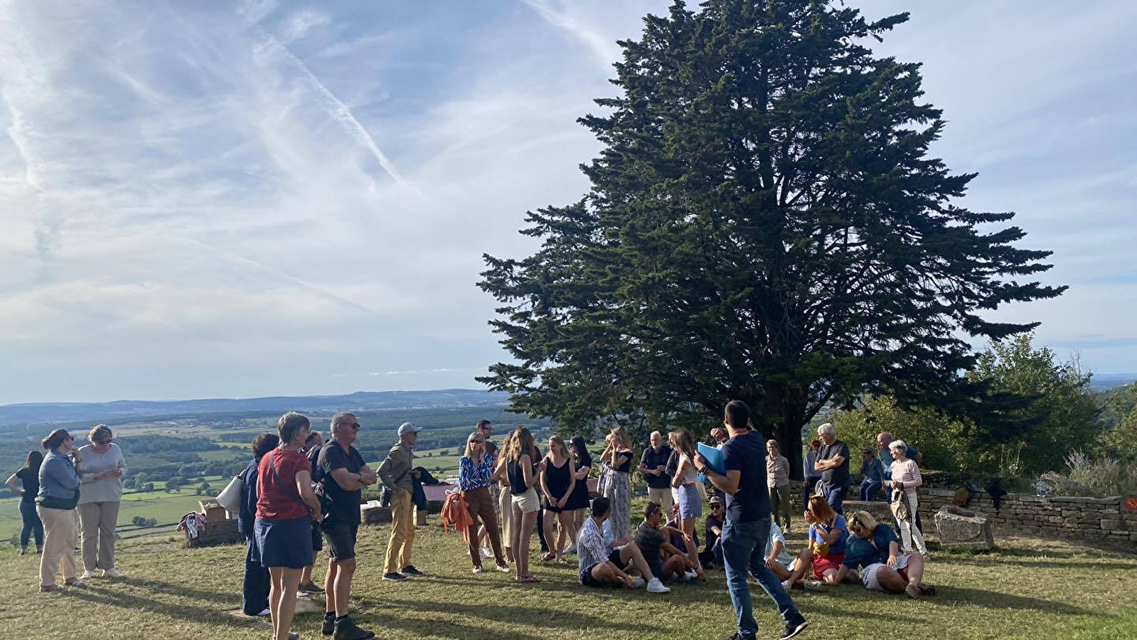 Apéritif panoramique à Brancion