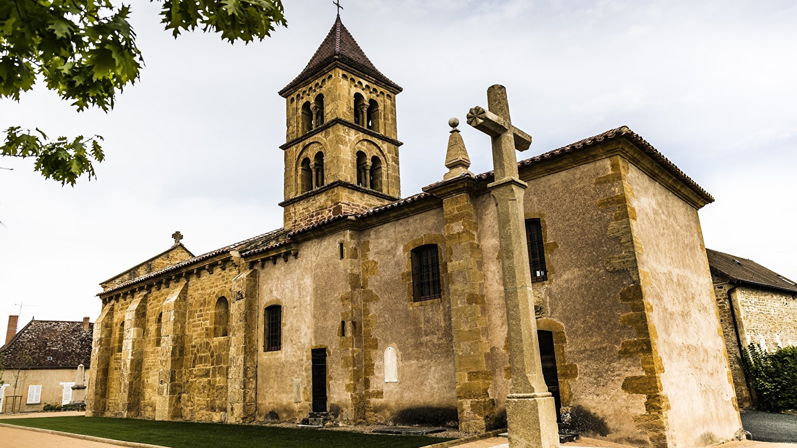 Église romane Saint-Pierre et Saint-Paul