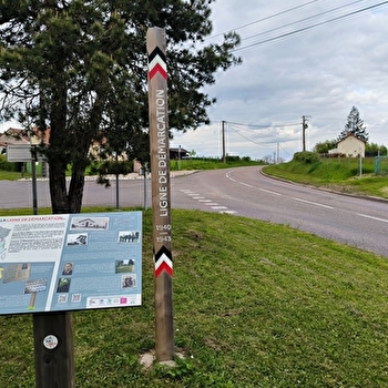 Ligne de démarcation - ancien poste de contrôle allemand - Pupitre/Poteau - SAINT-LAURENT-D'ANDENAY