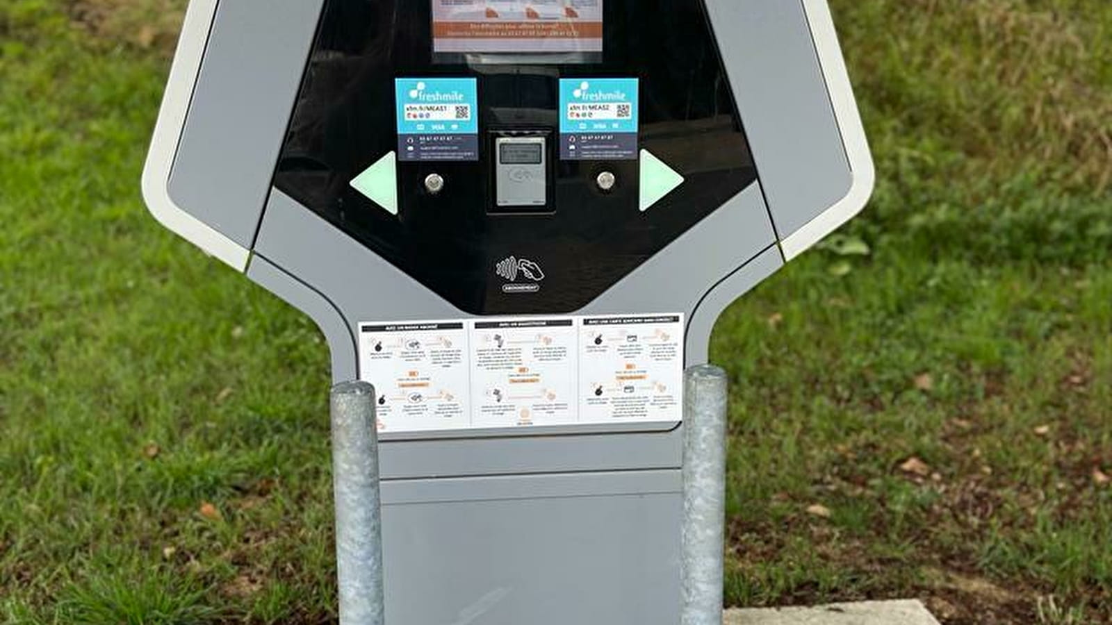 Parking de la Mairie avec borne électrique