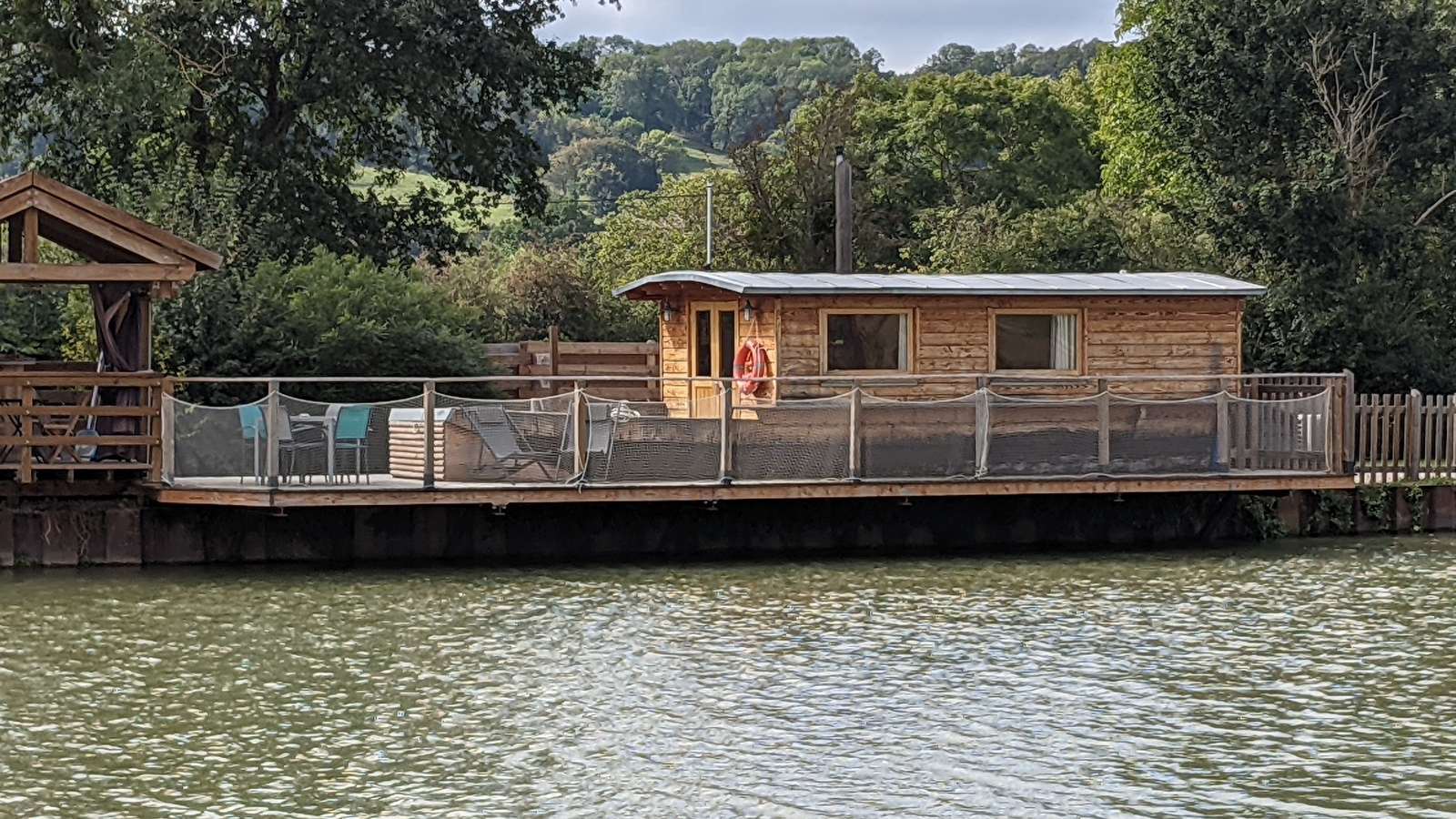 Les Lodges du Canal de Bourgogne - la Toue cabanée