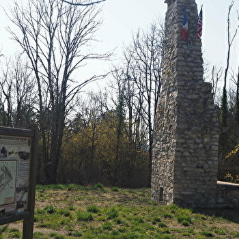 Mémorial et cheminée du camp américain  - IS-SUR-TILLE