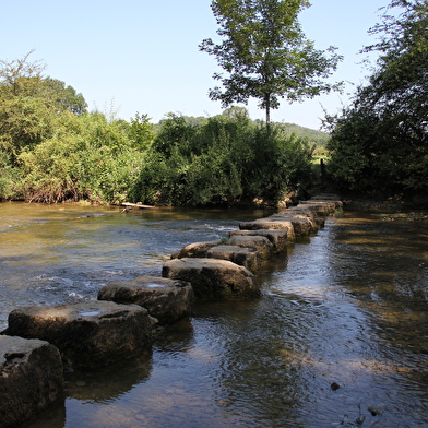 Côte de Thioles, Menhir et gués