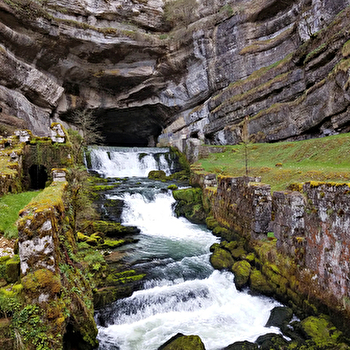 Sentier Courbet 4 : La Source de la Loue et sa vallée - OUHANS