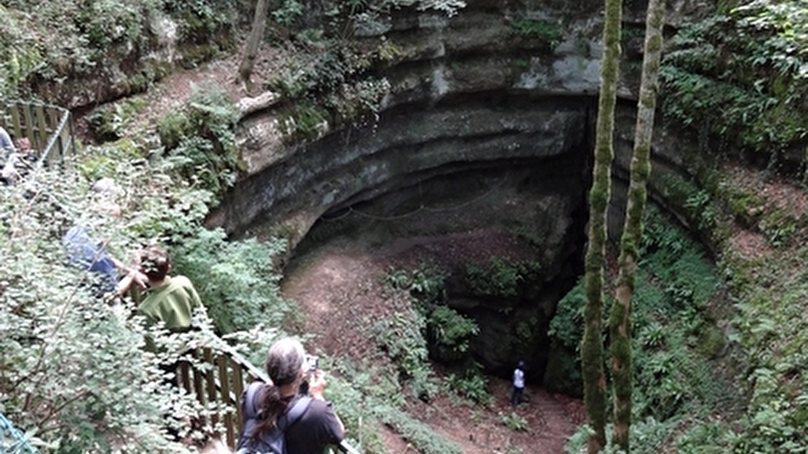 Sentier karstique du Grand Bois et grotte Maëva