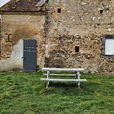 Aire de pique et wc dans le jardin des papillons