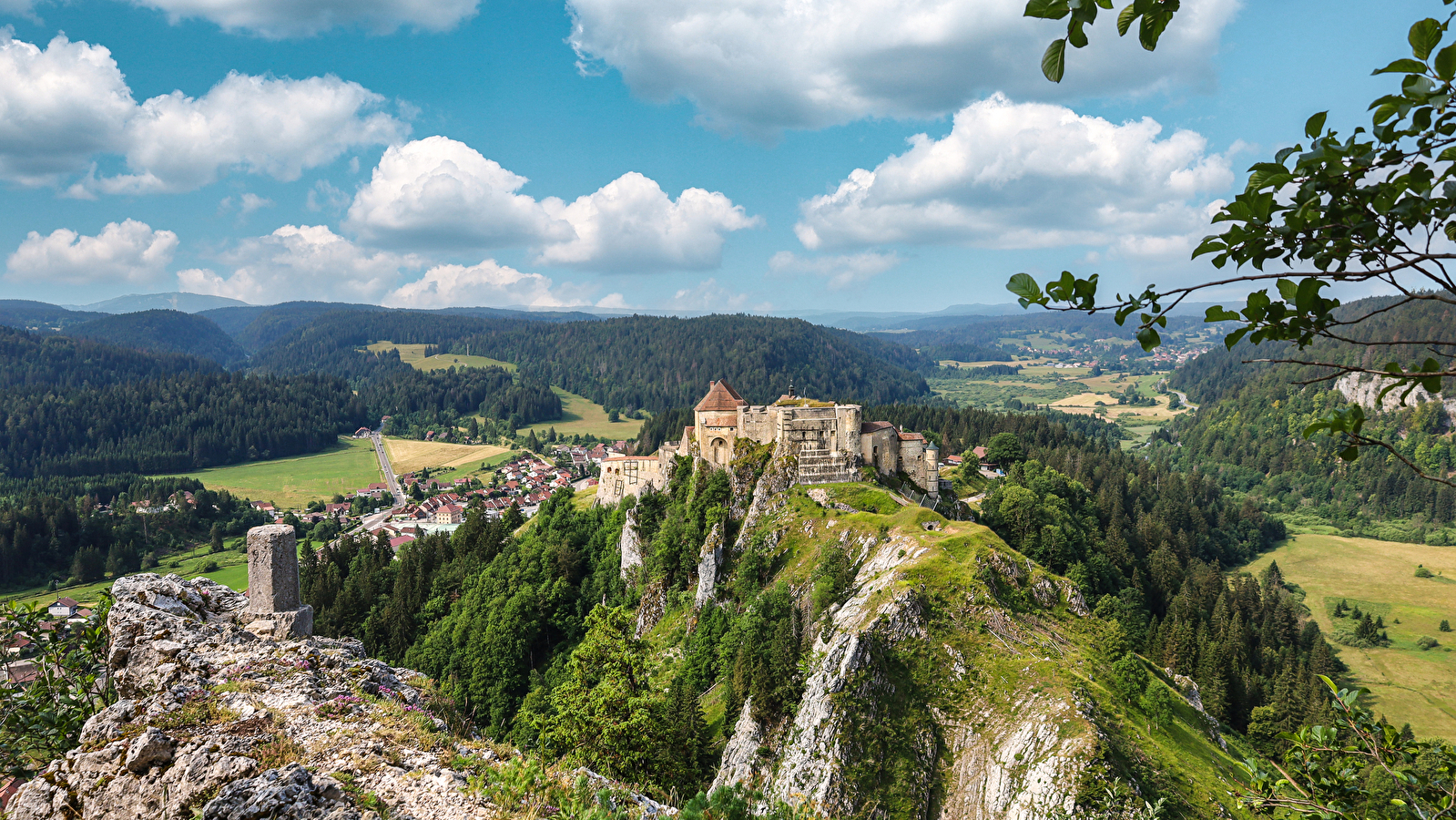 La Cluse et le Château de Joux