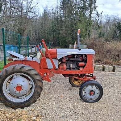 Ferme du tracteur et matériel agricole anciens