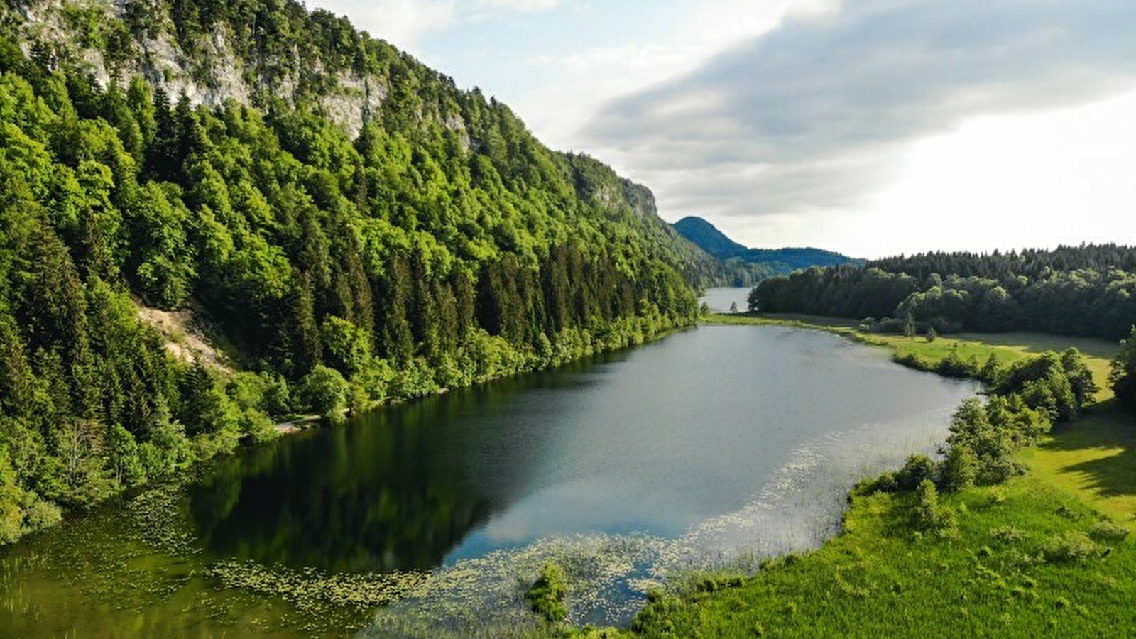 L'Échappée Jurassienne : randonnées au milieu des lacs et cascades