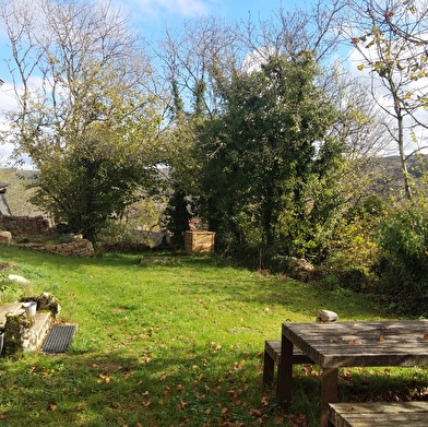 La petite maison sous les frênes