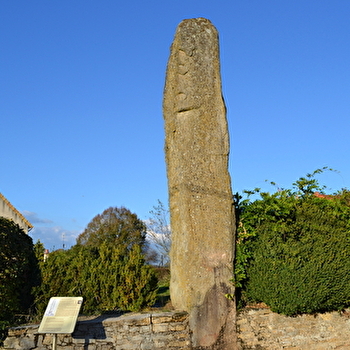 Menhir dit la 'Pierre-aux-Fées' - SAINT-MICAUD