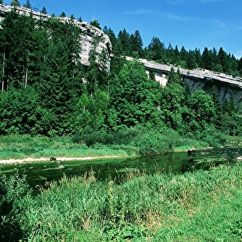 Le Défilé d'Entre-Roches et la grotte du Trésor - LES COMBES