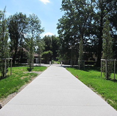 Allée et parc de la Tire