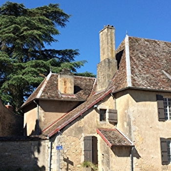 Gy, cité des Archevêques, au fil des rues - GY