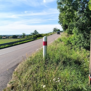 Ligne de démarcation - ancien poste de contrôle allemand - Poteau - VARENNE-SAINT-GERMAIN
