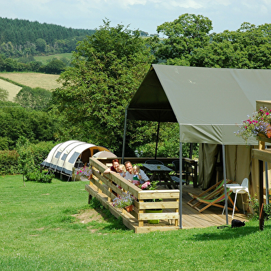 Camping à la Ferme 'Morvan Rustique'