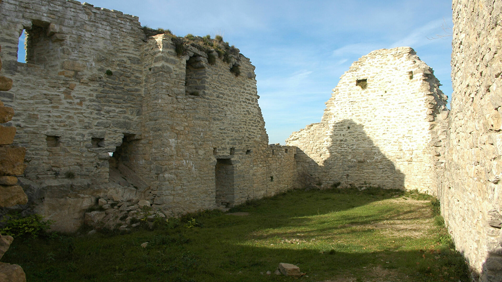 Pic et vestiges du château d'Oliferne