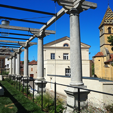 Le kiosque et la roseraie d'Is-sur-Tille