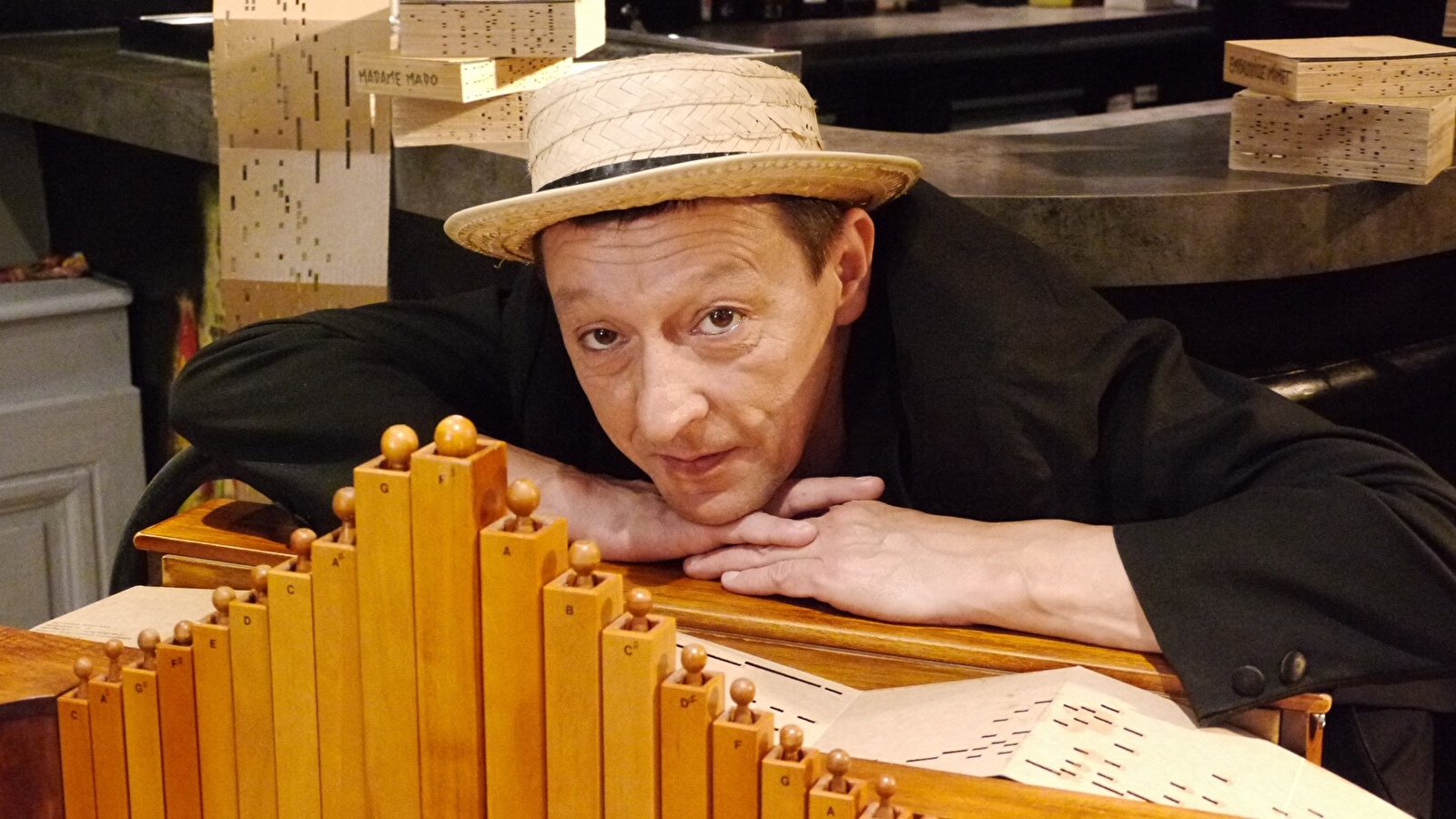 Chanteur des rues - musicien des ruelles avec  un orgue de Barbarie