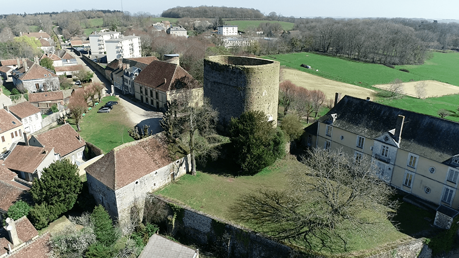 tour sarrasine saint sauveur en puisaye