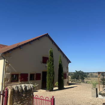Les Volets Rouges - MONTCEAUX-L'ETOILE