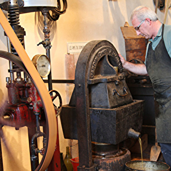 Pressée d'huile - CHARNAY-LES-MACON