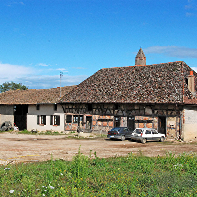 St Trivier de Courtes et les cheminées sarrasines