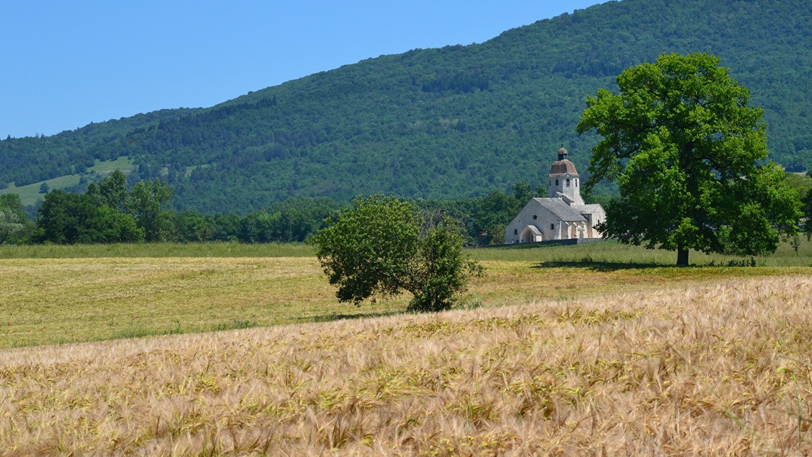 Entre églises et châteaux